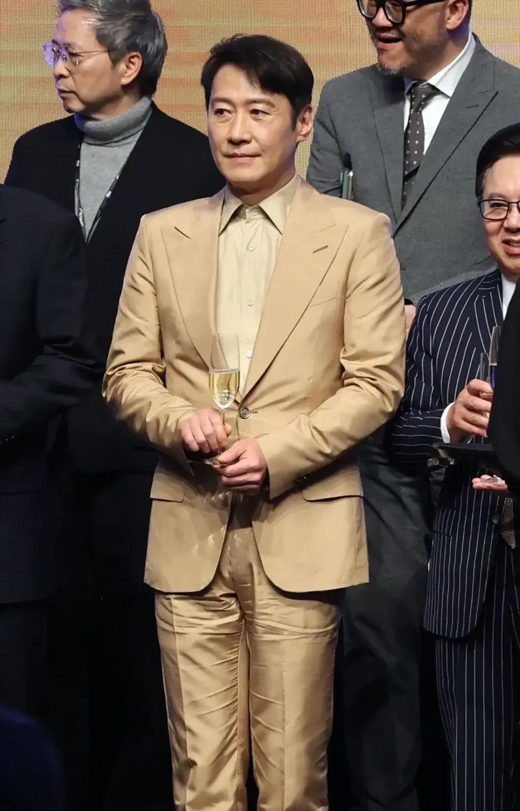 58岁黎明，依然儒雅帅气，风度翩翩，气质犹在。
#明星不老男神# 
#娱评大赏#