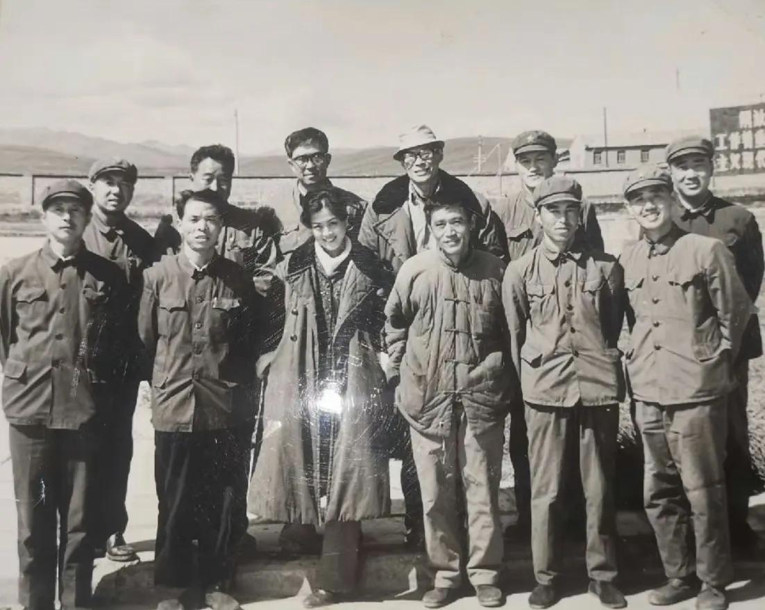 1982年，谢晋拍“牧马人”电影时，与当地驻军官兵与主要演员的一张合影，从镜头中