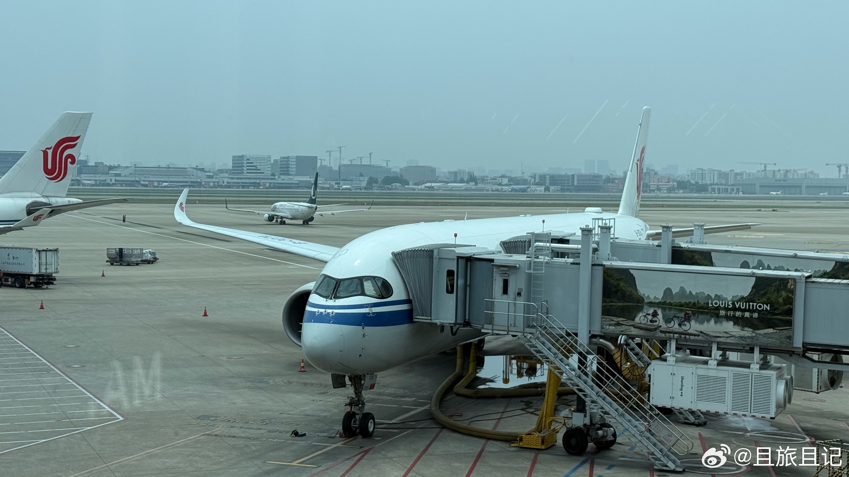 上海虹桥国际机场，即将乘坐这架飞机飞往北京。 上海·虹桥机场二号航站楼