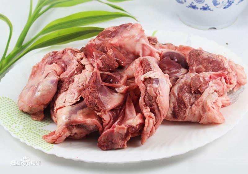 香烤油边，色泽金黄，外焦酥香！
油边即护心肉去掉筋膜后所剩的长条状瘦肉，因其富含