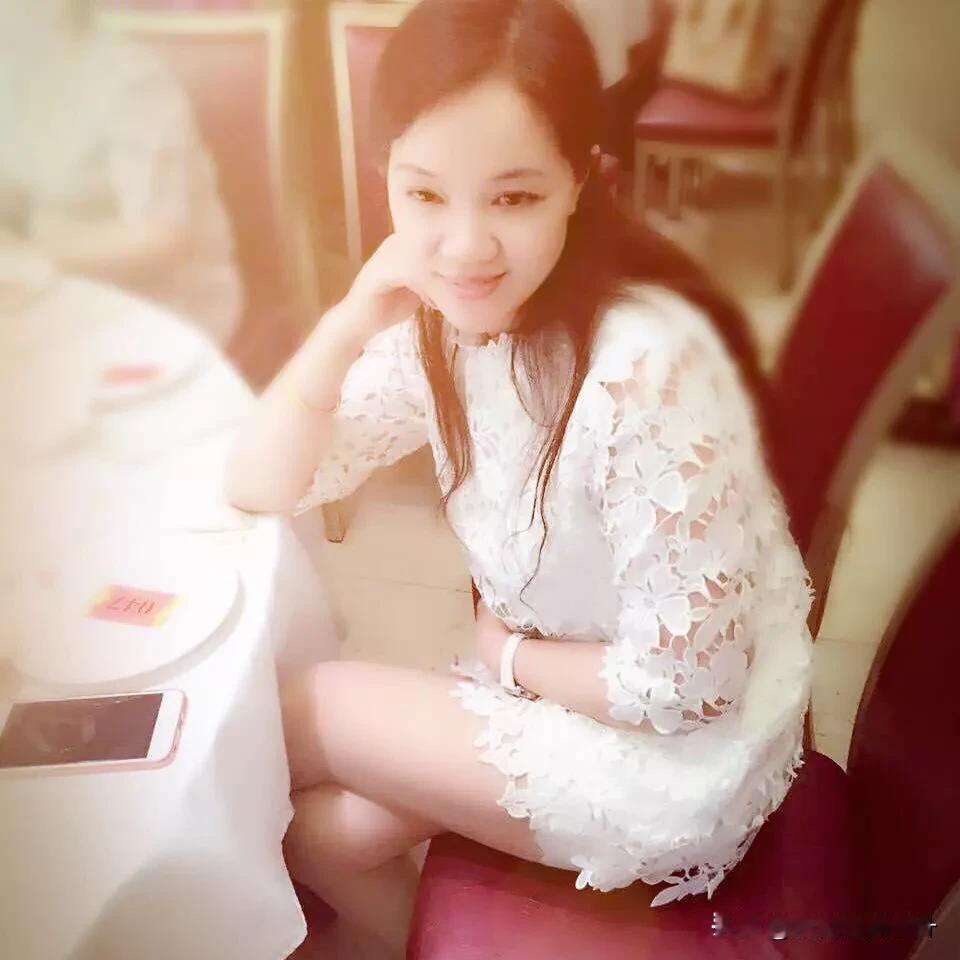 咏永芹

半百犹呈豆蔻华，
恍如双八女儿家。
风姿未改当年韵，
岁与容光两不差。