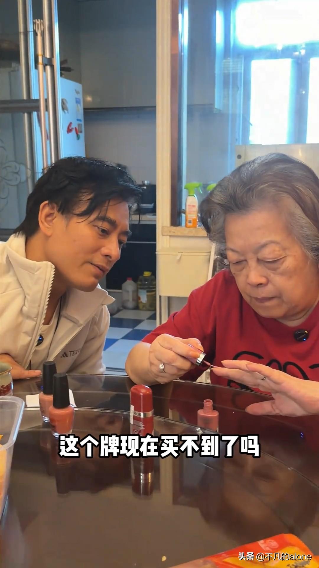 12月4日，演员陈龙更新生活vlog，并配文说道：“老妈变美的秘诀都告诉你们了。