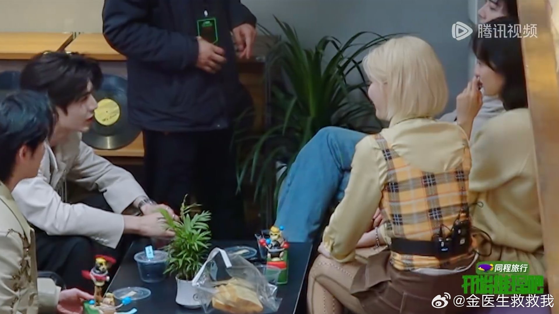 张凌赫很喜欢叫姐妹张凌赫对孙千叫姐妹 张凌赫爱叫“姐妹”这事儿挺好，没把女生统称