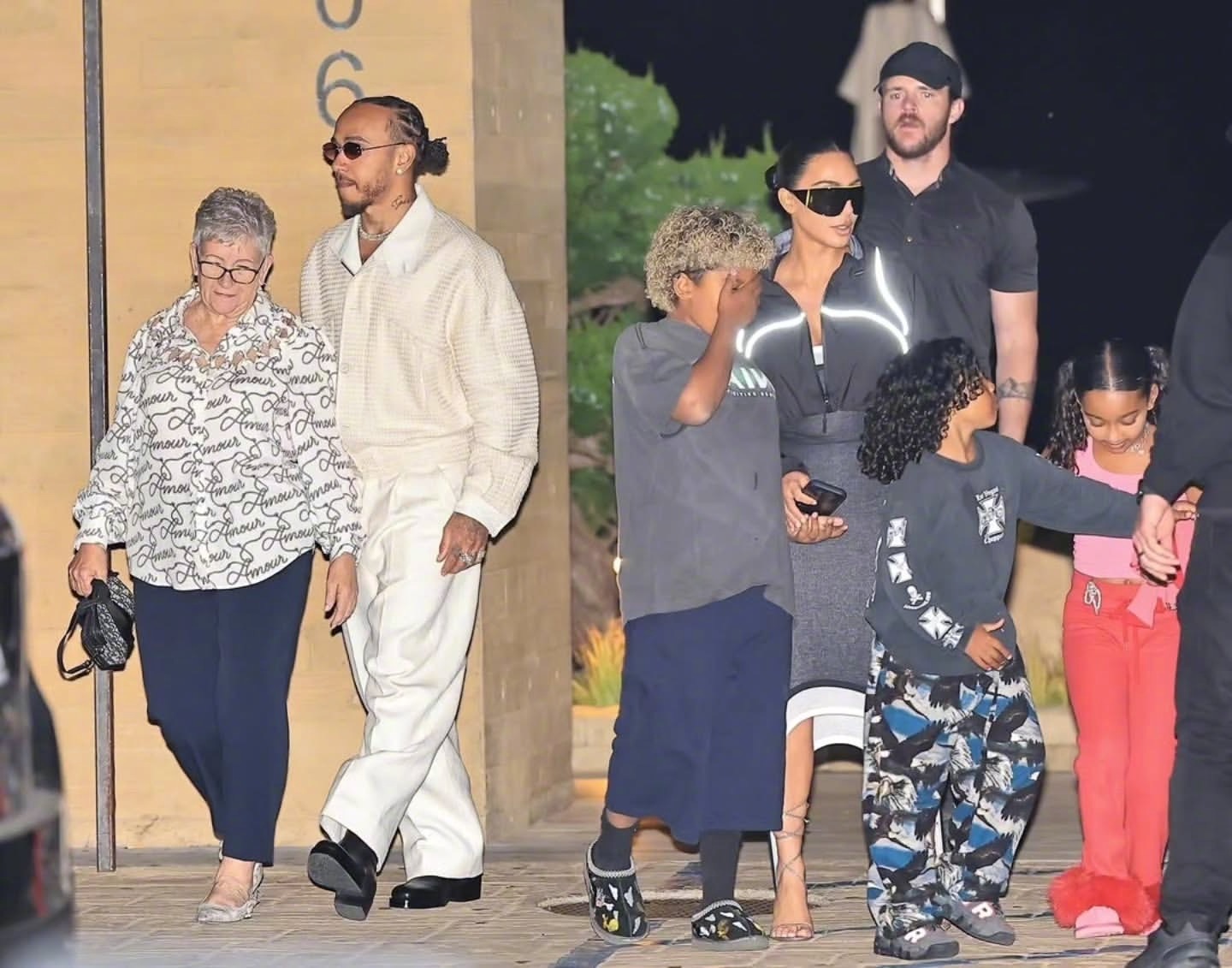 欧美八卦新闻 ，老汉Lewis Hamilton带着妈妈一起现身卡戴珊家的家庭聚