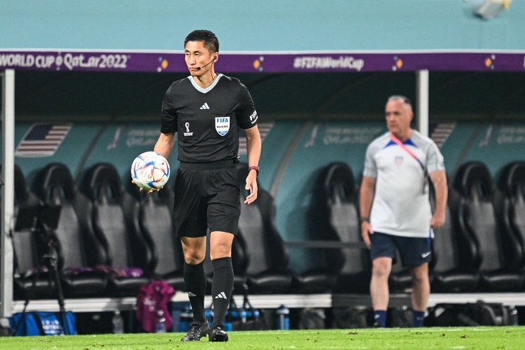 #马宁入选世界杯裁判名单# 4月9日从直播吧相关渠道获悉，中国足协在册国际级裁判