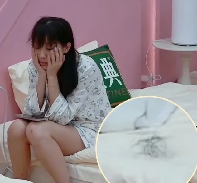 李艺彤不停的薅薅薅…终于薅出了一坨头发球加了个放大镜🔎效果   更明显了哈哈李