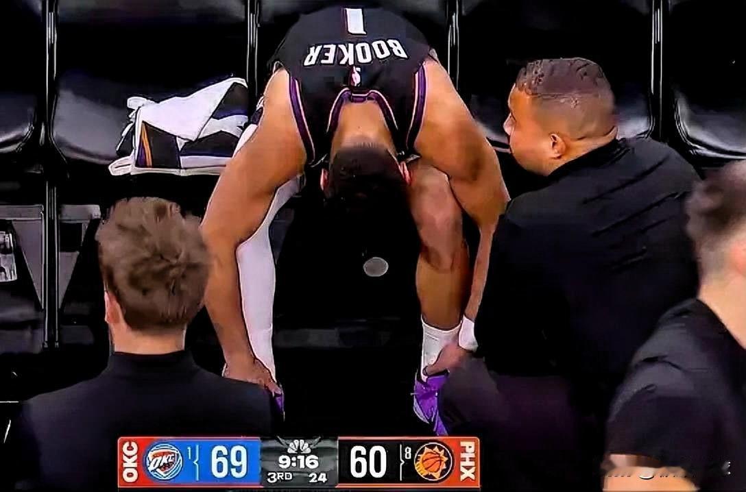 布克受伤了！在今日太阳对阵雷霆的第三节比赛中，布克无球跑动被多尔特绊倒，太阳叫暂