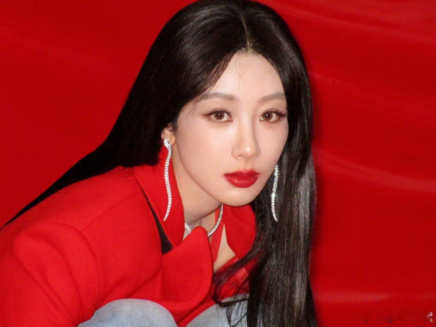 杨紫天气逐渐变冷注意保暖  杨紫关心粉丝 杨紫你也要保暖哦 