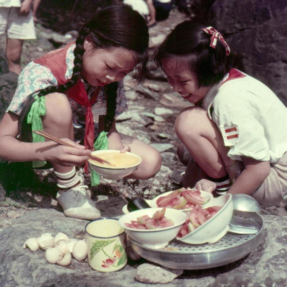 1956，北京夏令营，两名小队员准备烹制西红柿鸡蛋卤。摄影 何世尧、任诗吟、吕向