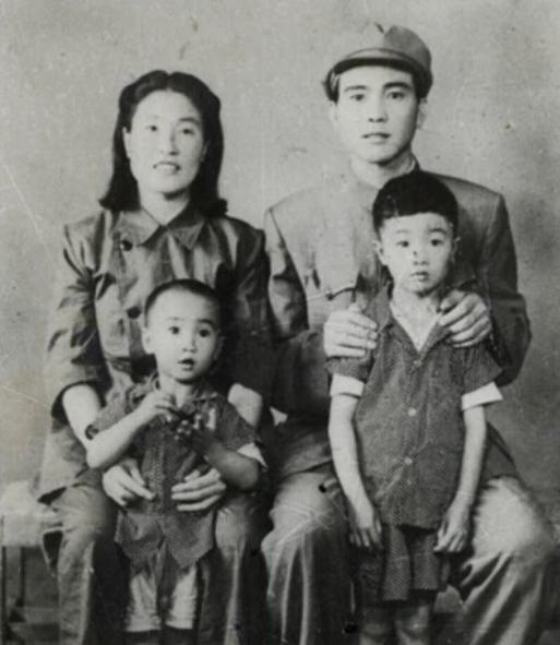 1951年，刘青山被处死，十几年后，他的大儿子考上了石油学院，却因政审被拒。于是