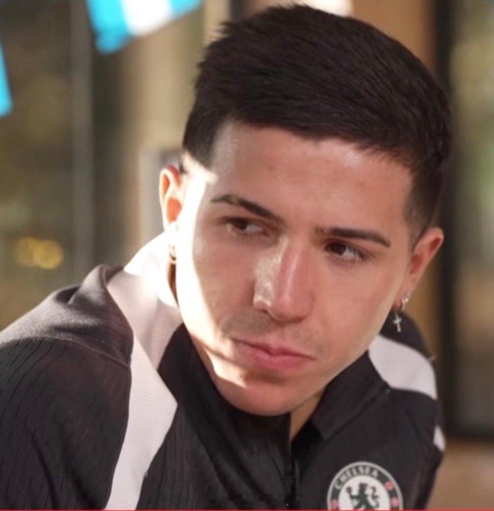 你还记得第一次见到梅西的情景吗？恩佐·费尔南德斯：“我记得当时我在河床队踢球，第