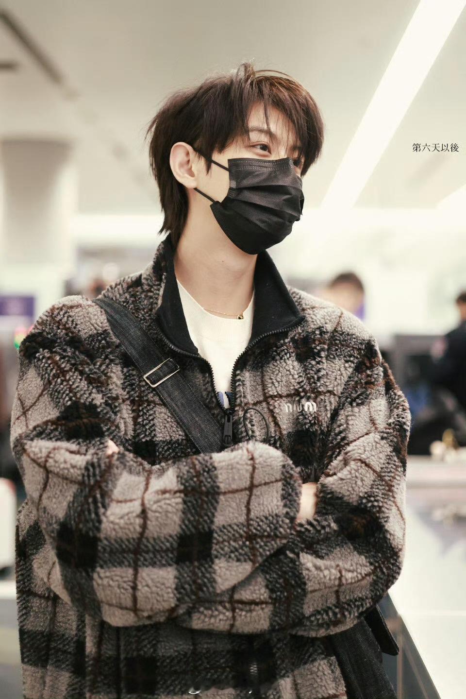 是何健麒超帅！爆帅！无敌帅！此刻花痴一分钟[爱慕]