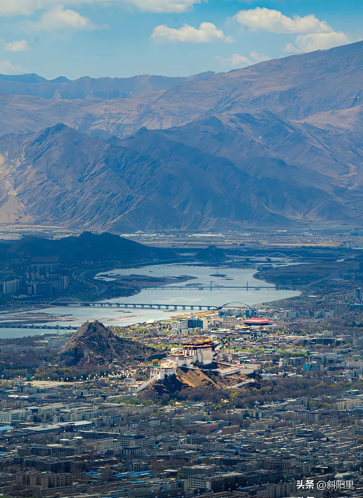 大家看看，布达拉宫的选址是否值得商榷？第一次以这样的视觉俯瞰布达拉宫，其实在这座