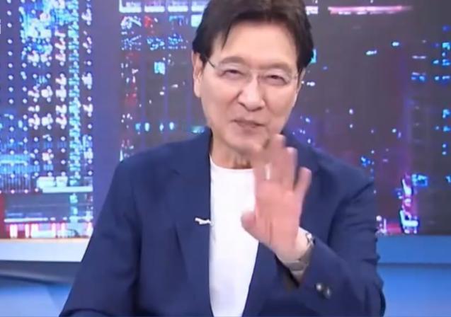 赵少康昨天在他主持的节目上批评日本，4月17日一艘日本驱逐舰穿越台湾海峡，选择这