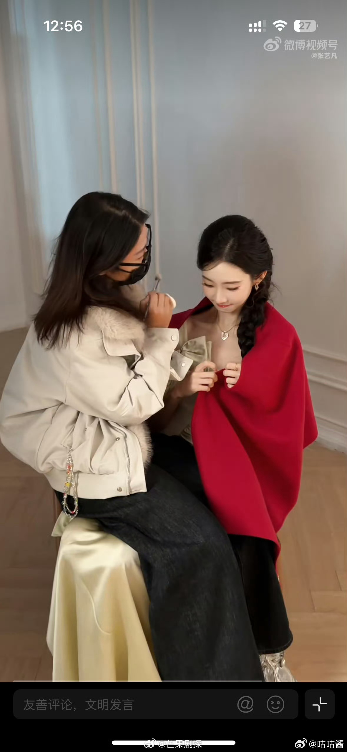 化妆师坐张艺凡腿上补妆 张艺凡窝囊式补妆  化妆师坐张艺凡腿上补妆啊哈哈哈 