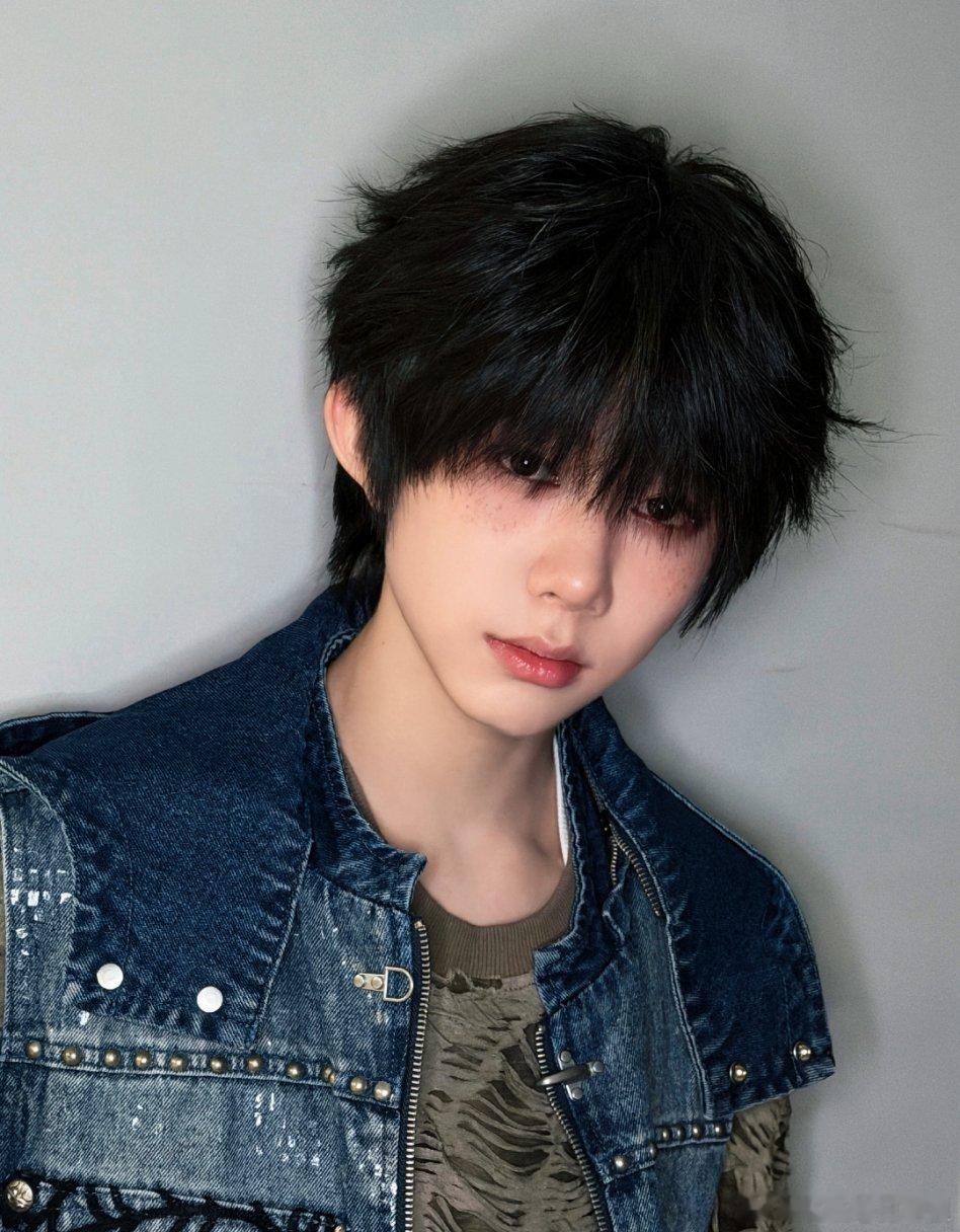 陈奕恒最近的营业合集，真的都是高质量营业啊无论哪套look都很不错～陈奕恒