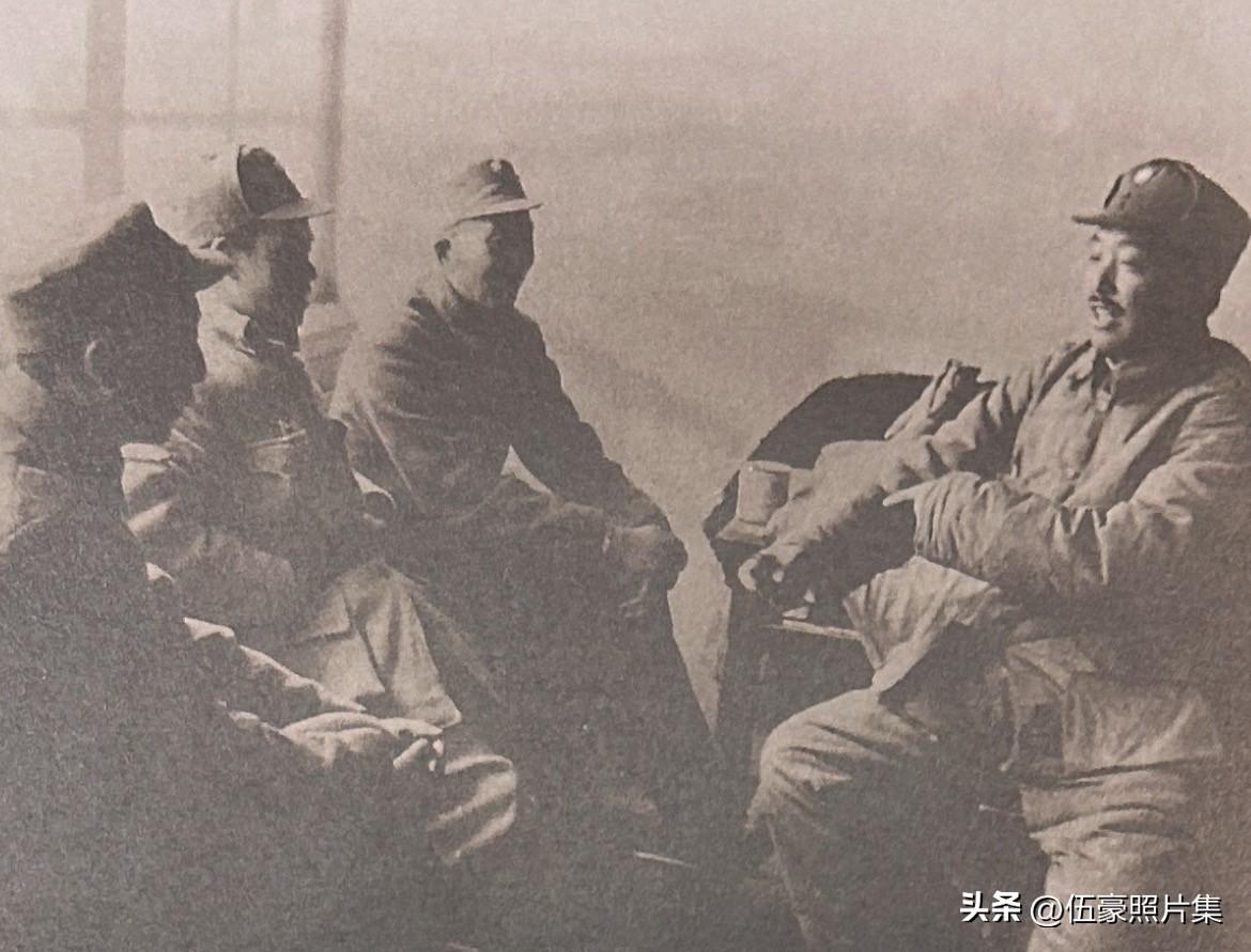 1945年冬，贺龙、聂荣臻、罗瑞卿等人在绥远前线，商讨平绥路战役部署。抗战胜利后