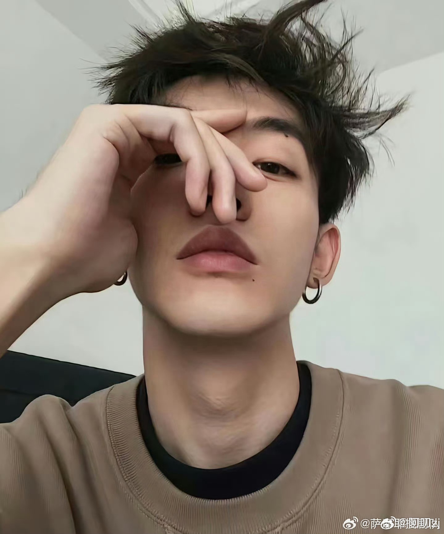 审美本无标准答案，邓为的潮流选择是鲜活的自我表达。更难得的是他低调深耕，以敬畏之