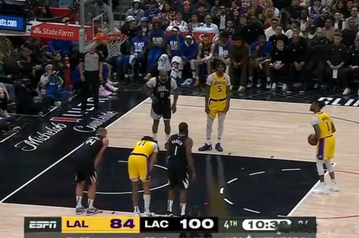 湖人距离勇士要越来越远了#湖人vs快船##勇士排名反超湖人# ​​​