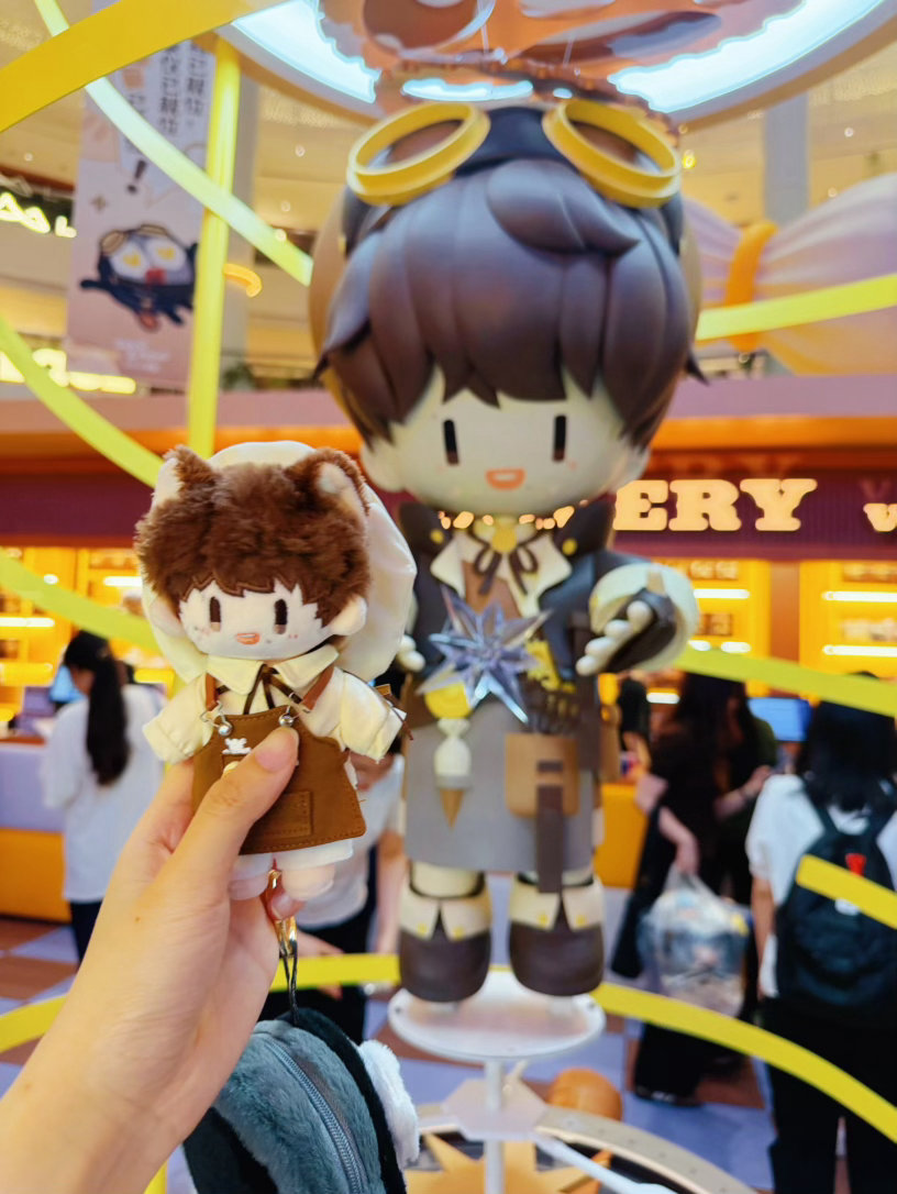 周深  终于到我去快闪店啦里面超多萌物明天继续～～ 周深2026深深的巡回演唱会