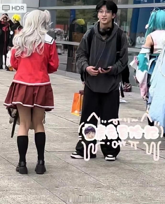 #穆祉丞漫展集邮##给穆祉丞许个星愿#穆祉丞在漫展集邮，体验独特的乐趣。愿他假期