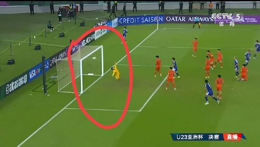 日本1:0国足！开局才12分钟！日本8号大关友翔，禁区外球门外，当着一帮中国队员