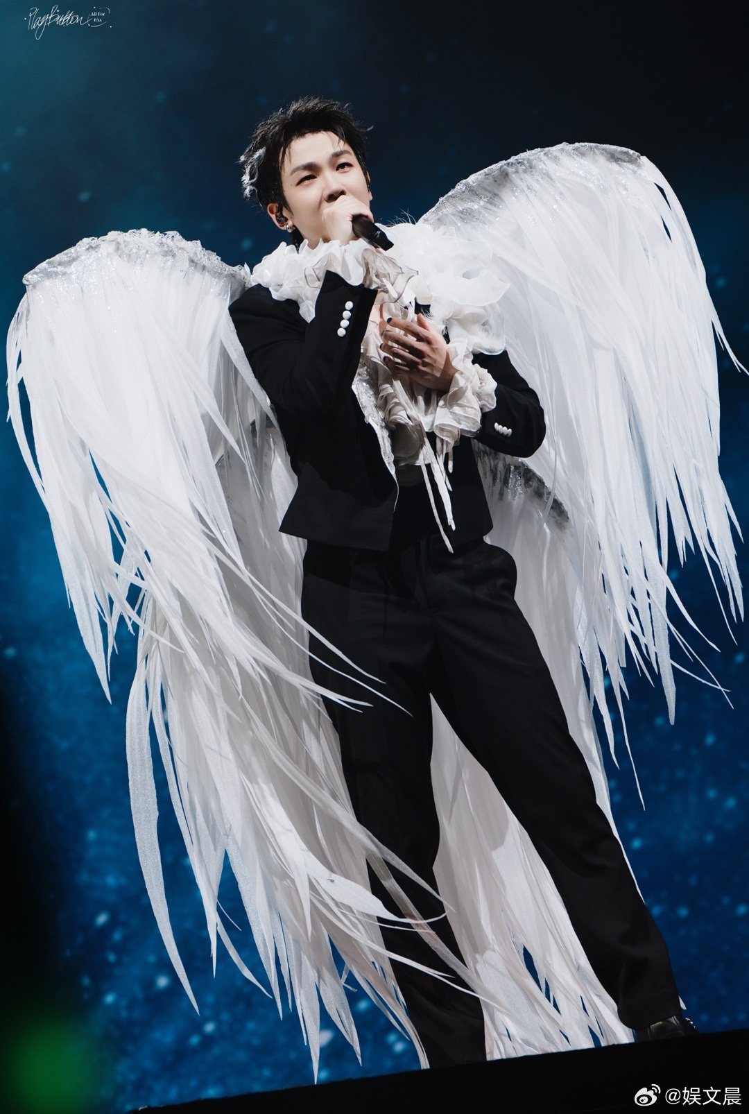 白举纲你神图有了 整个人都在发光是什么概念，就是白举纲这张图这样，光成了他的一部