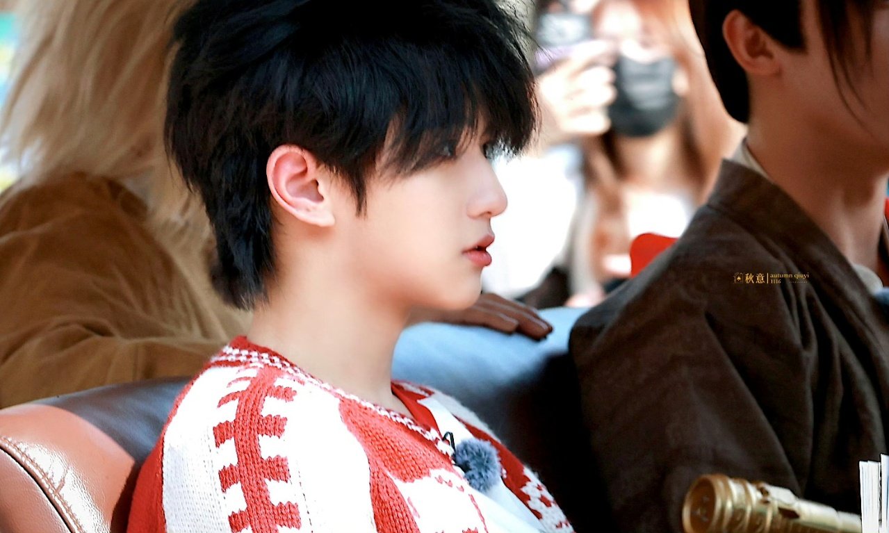 穆祉丞红色针织衫穆祉丞顺毛红色针织衫！ 穆祉丞红色针织衫真的好好看啊 