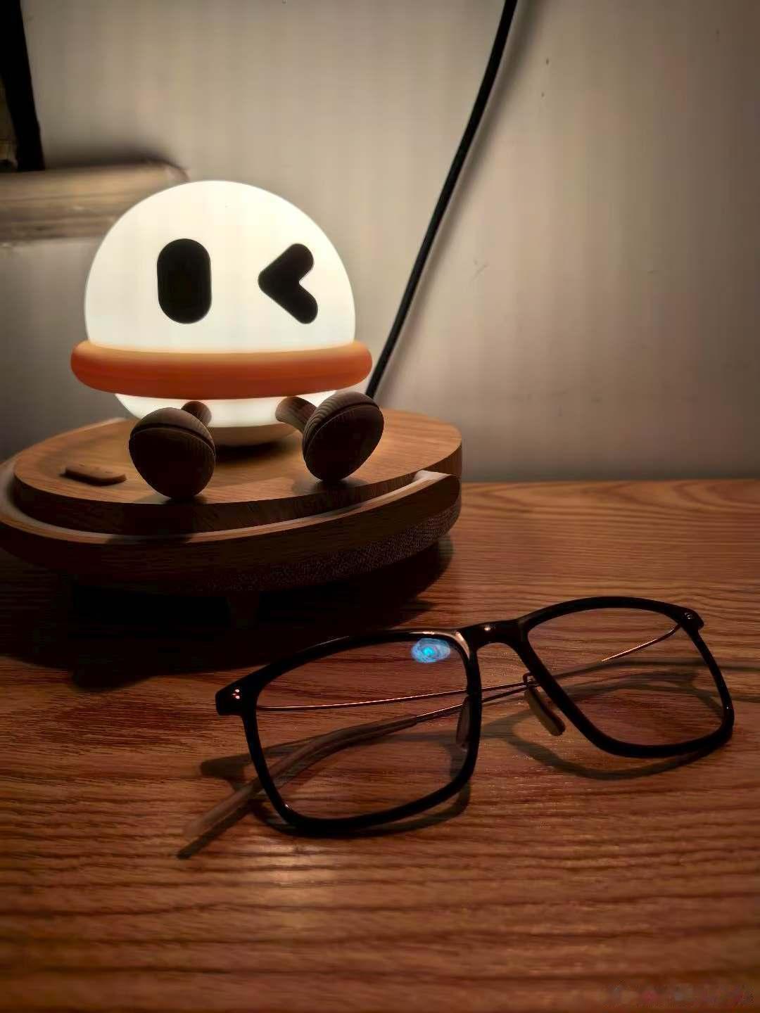 我宣布，理想商城25年最满意的产品出炉。这个小夜灯真的挺治愈的，轻轻拍拍他，就能