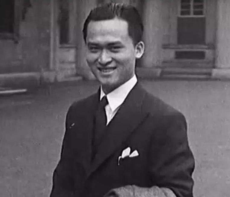 1942年，一个中国小伙掉入北大西洋，靠喝鸟血、吃鲨鱼撑了133天，然而，一架路