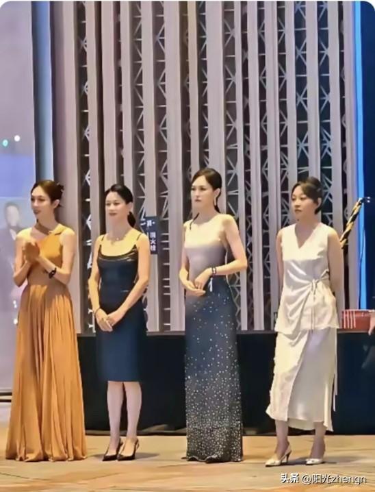 这张四位女星的合照，看着特别有意思。

左边俩女明星站的规规矩矩，没啥毛病，也没