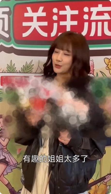 李艺彤说喜欢庄法 李艺彤觉得李小冉很漂亮李艺彤也太可爱了，喜欢谁直接大方说，毫不