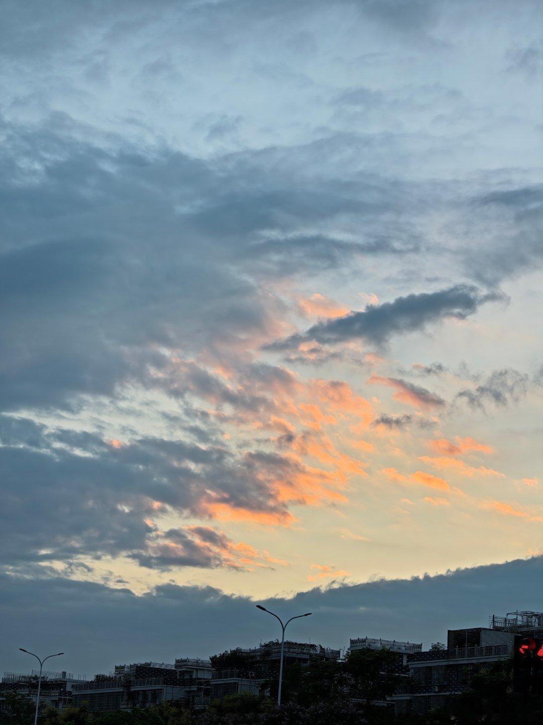 不要用别人的节奏，来丈量属于自己的人生旅途。晚安[抱一抱] ​​​