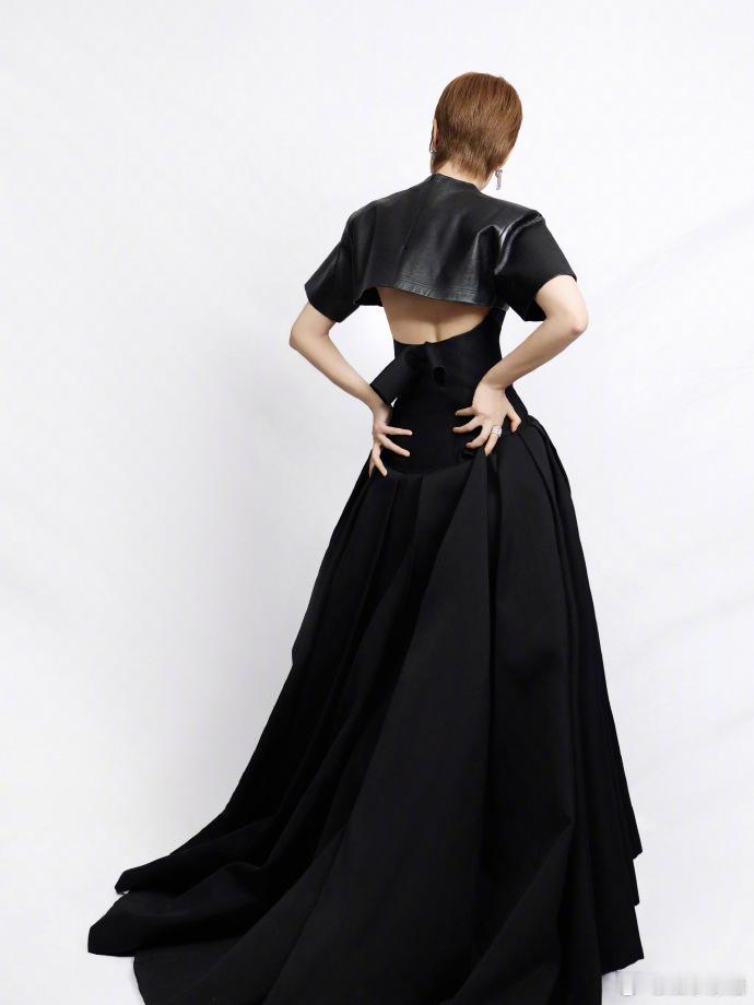 李宇春发了2套造型今天早上李宇春发了《微博之夜》两套压轴造型 ，黑白极简碰撞诠释