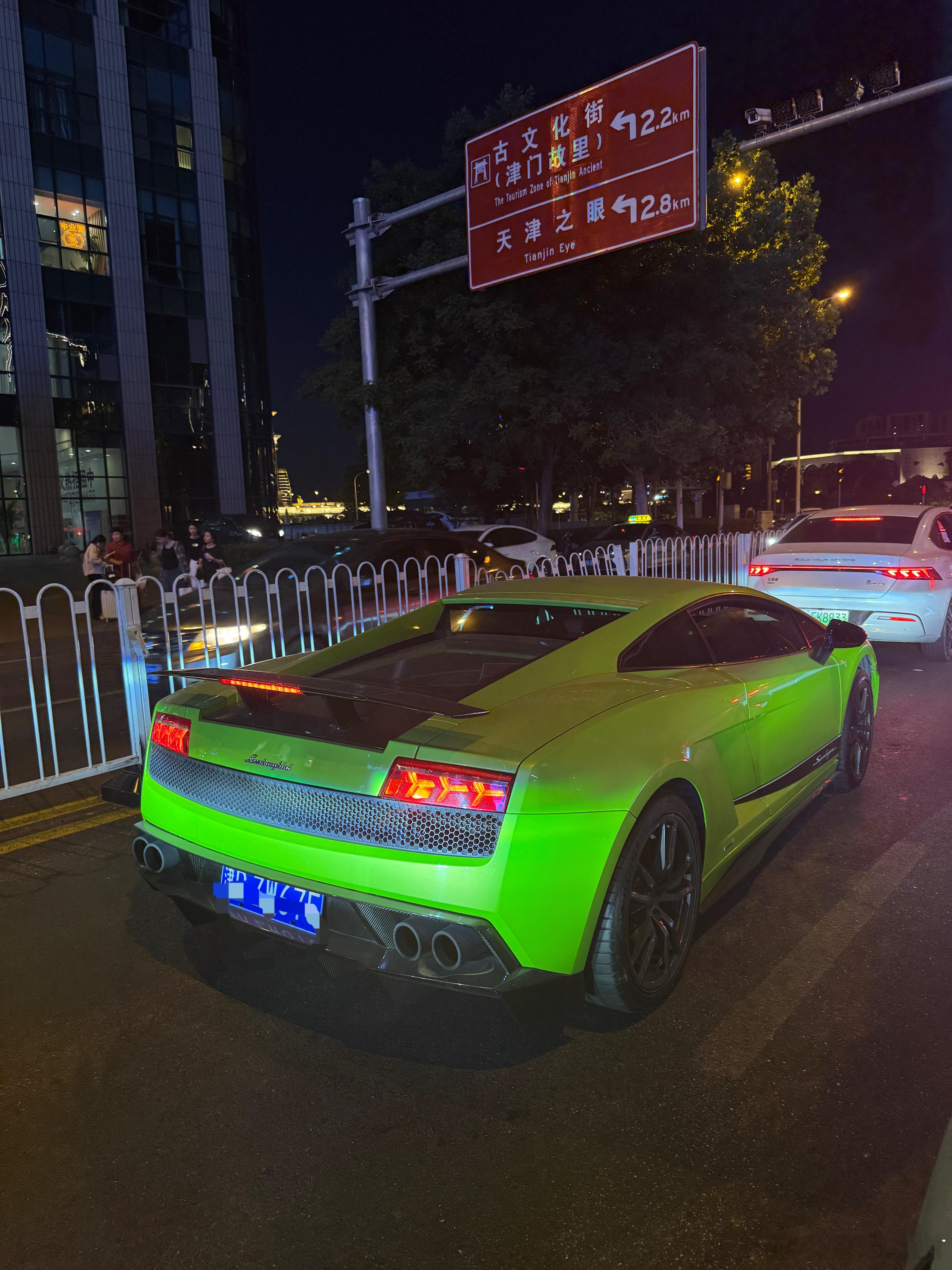 很久没有在天津路上遇到盖拉多了，还是570赛道版。没改排气的小牛，一点声音也没有