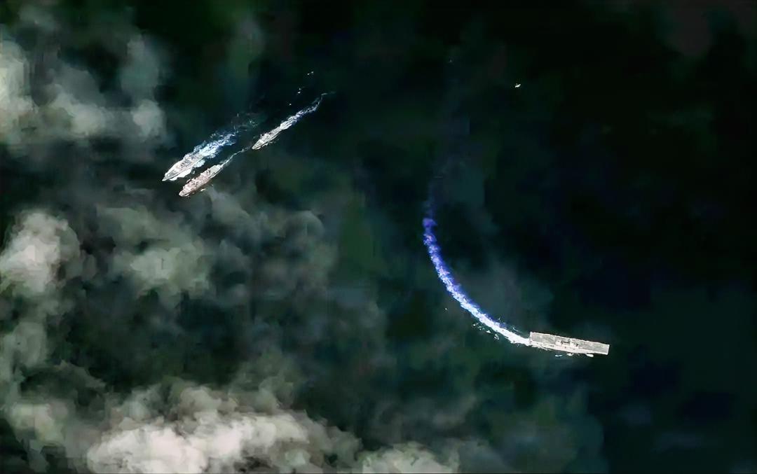 美国卫星公司公布了中国某支海军舰队南下的照片，最慌的还是澳大利亚人，他们通过卫星