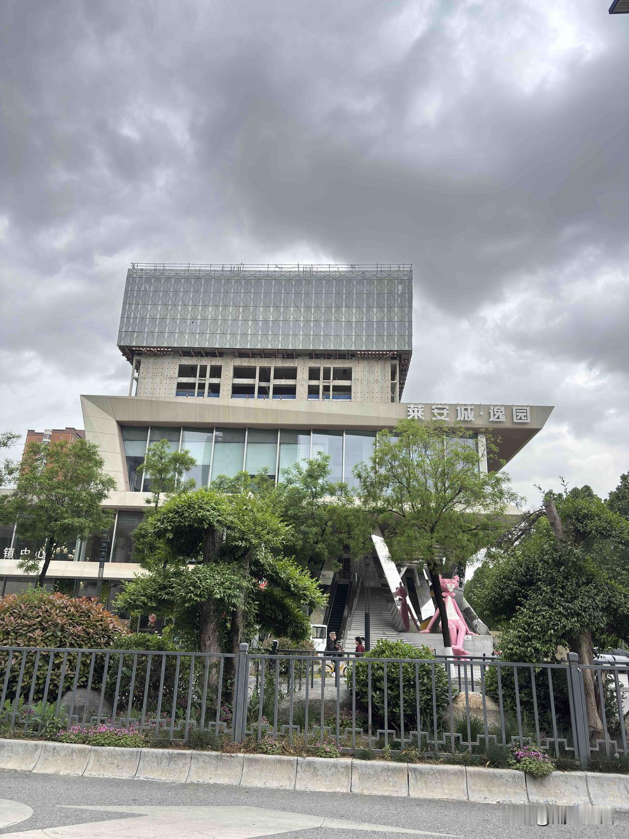 西安长安区这个莱安城逸园，网上看到均价大概1万左右一平米，这个在西部大道边，位置