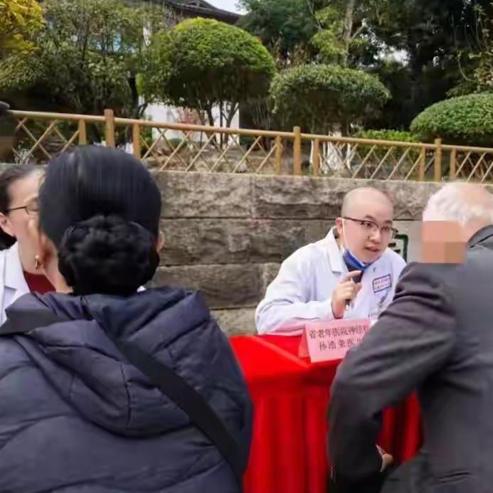 12月24日上午9点多，福州冶山春秋园一声“快！有人摔倒了！”打破平静。一位七十