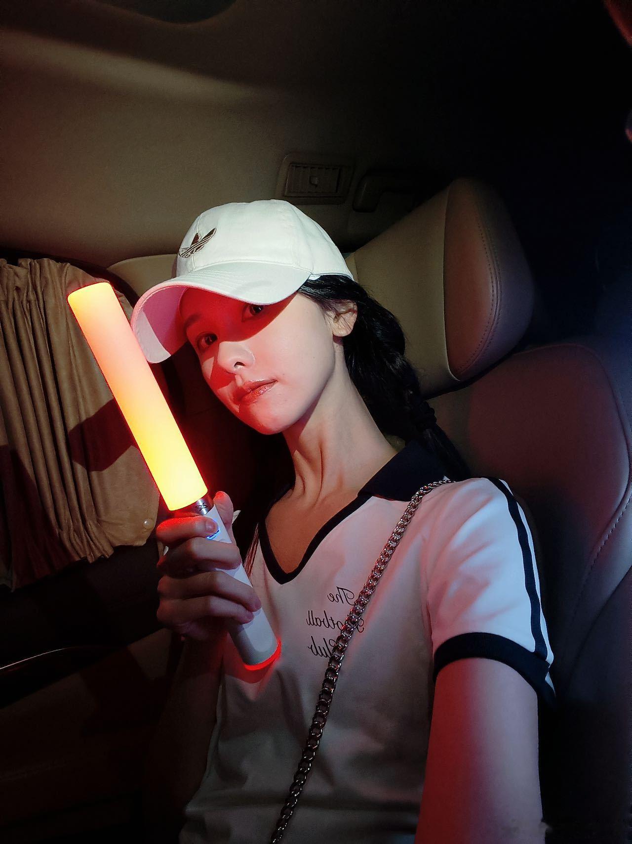 陈都灵看五月天演唱会了 陈都灵的表情和身姿简直太有感染力了！看到她在五月天演唱会