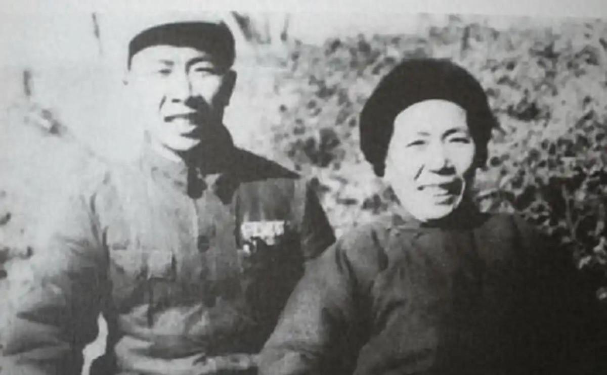 1968年毛主席到武汉东湖接见曾思玉，关心地询问房子天棚上是否还有野猫出没？
1
