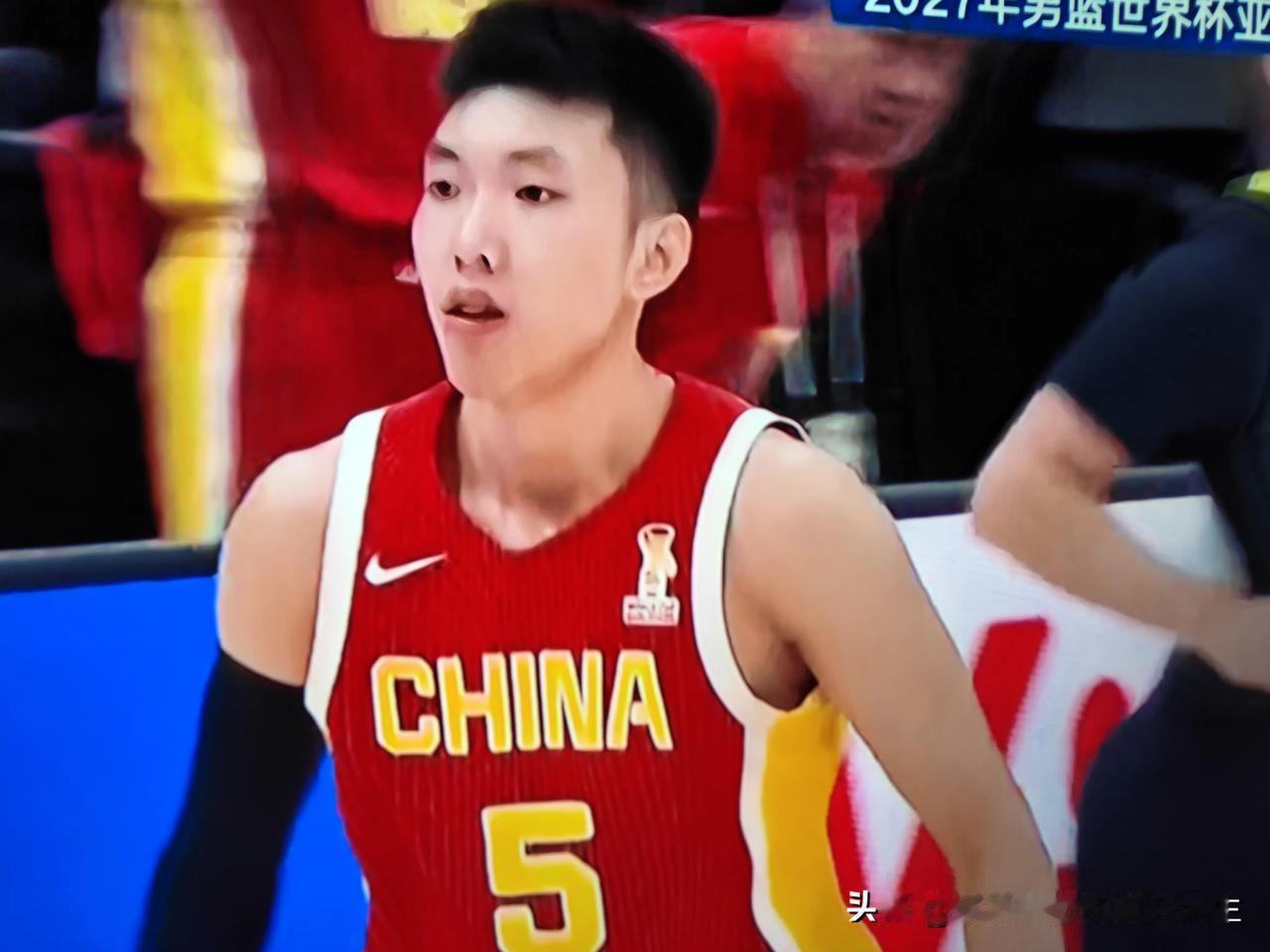 廖三宁打球还真是特点鲜明，你看他在场上不紧不慢的，但是他总能几步就突入篮下得分，