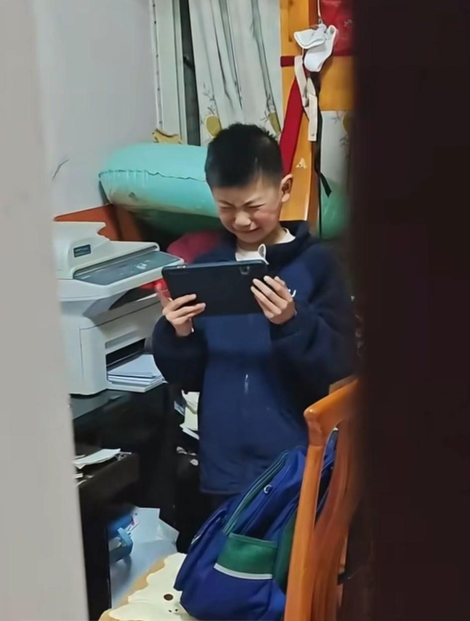弟弟整个寒假都没玩平板，因为，我把平板藏到了他的书包里。开学前弟弟整理书包，看见