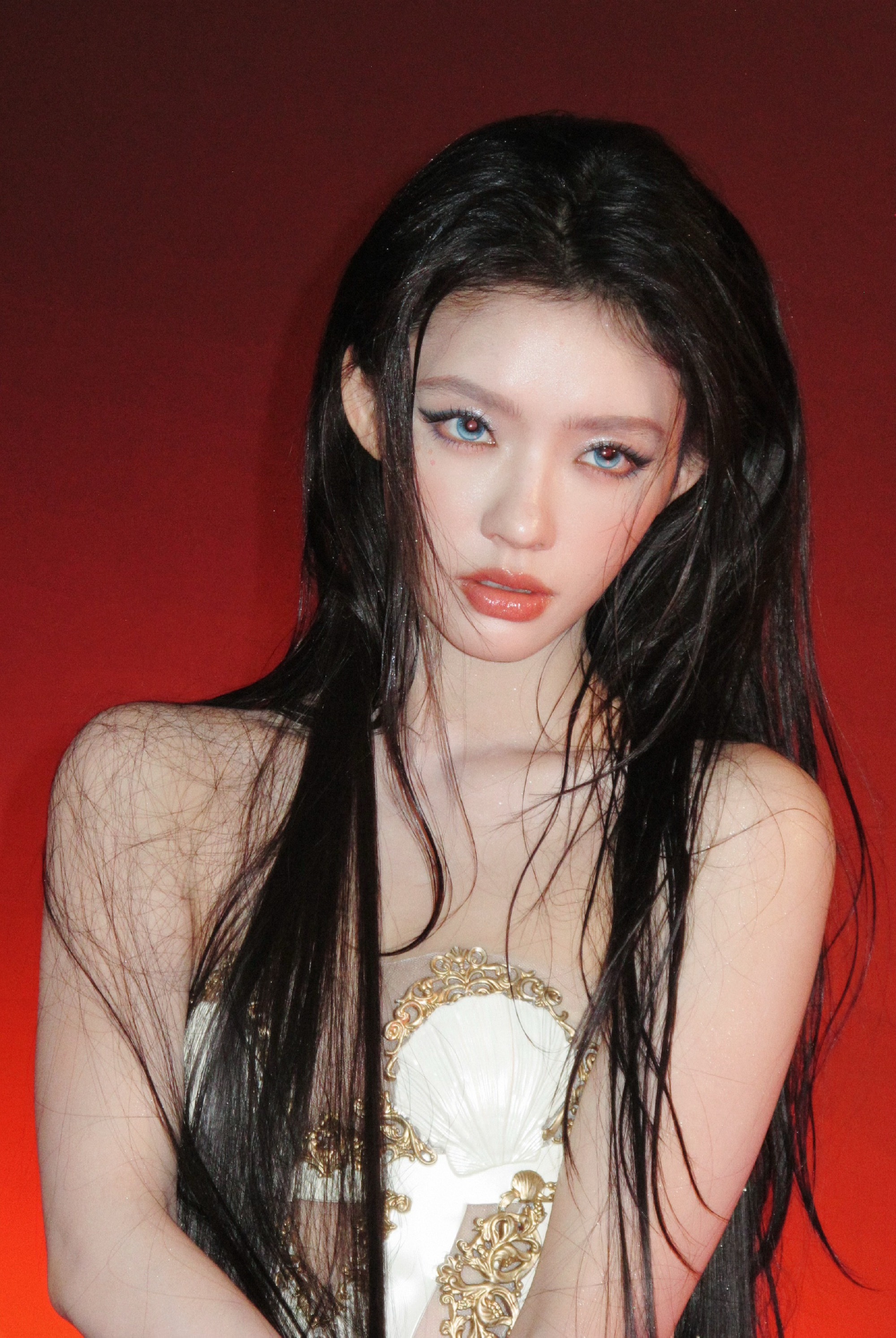 林允湿发半裸造型这是真的人鱼上岸..每次都在感叹林允的硬照表现力🫢好高级又前卫