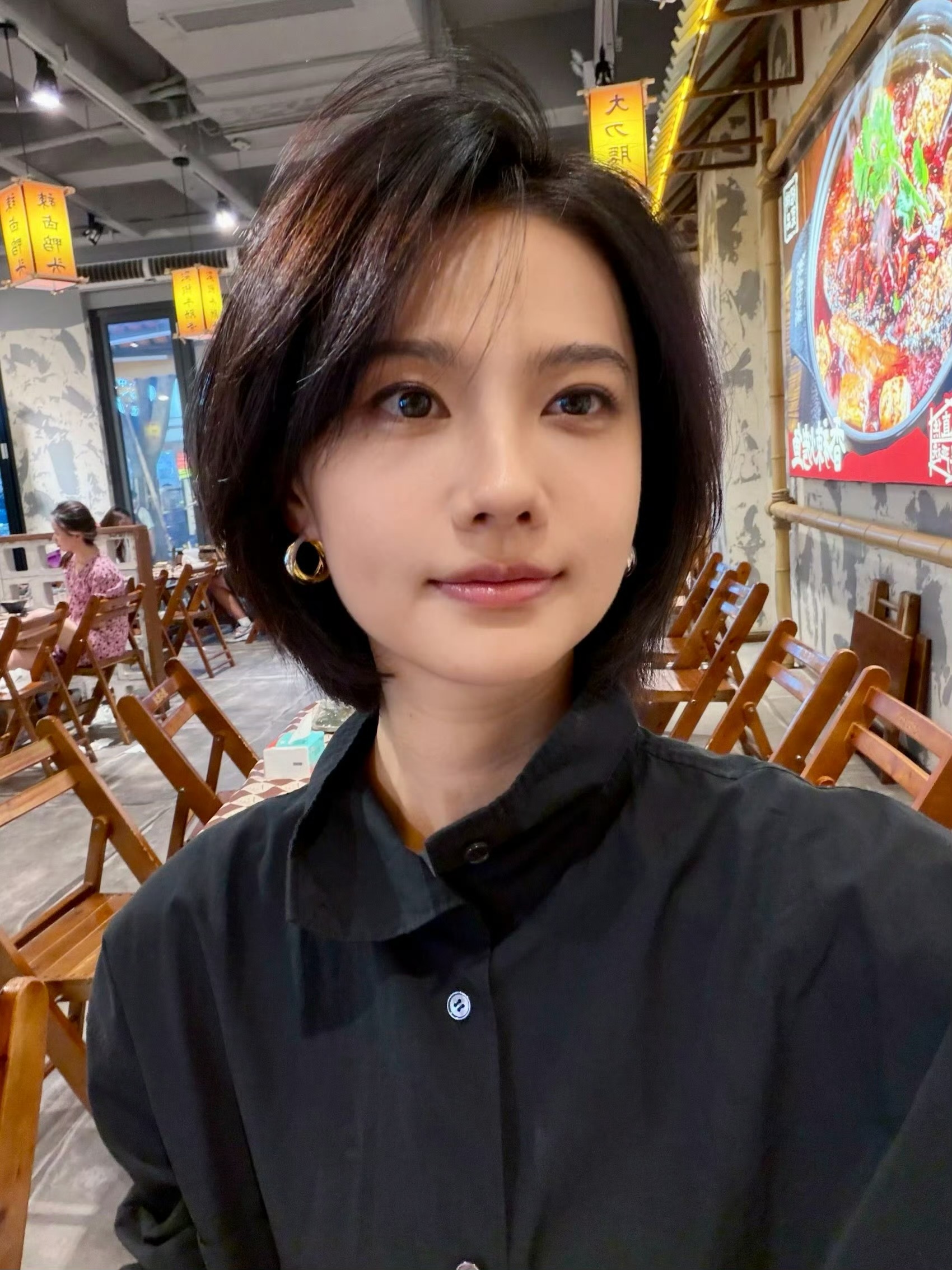 人还是得休息好连轴转忙完妆也有心思美美化了头发也捯饬了！告别通勤风闪亮回归京妞中