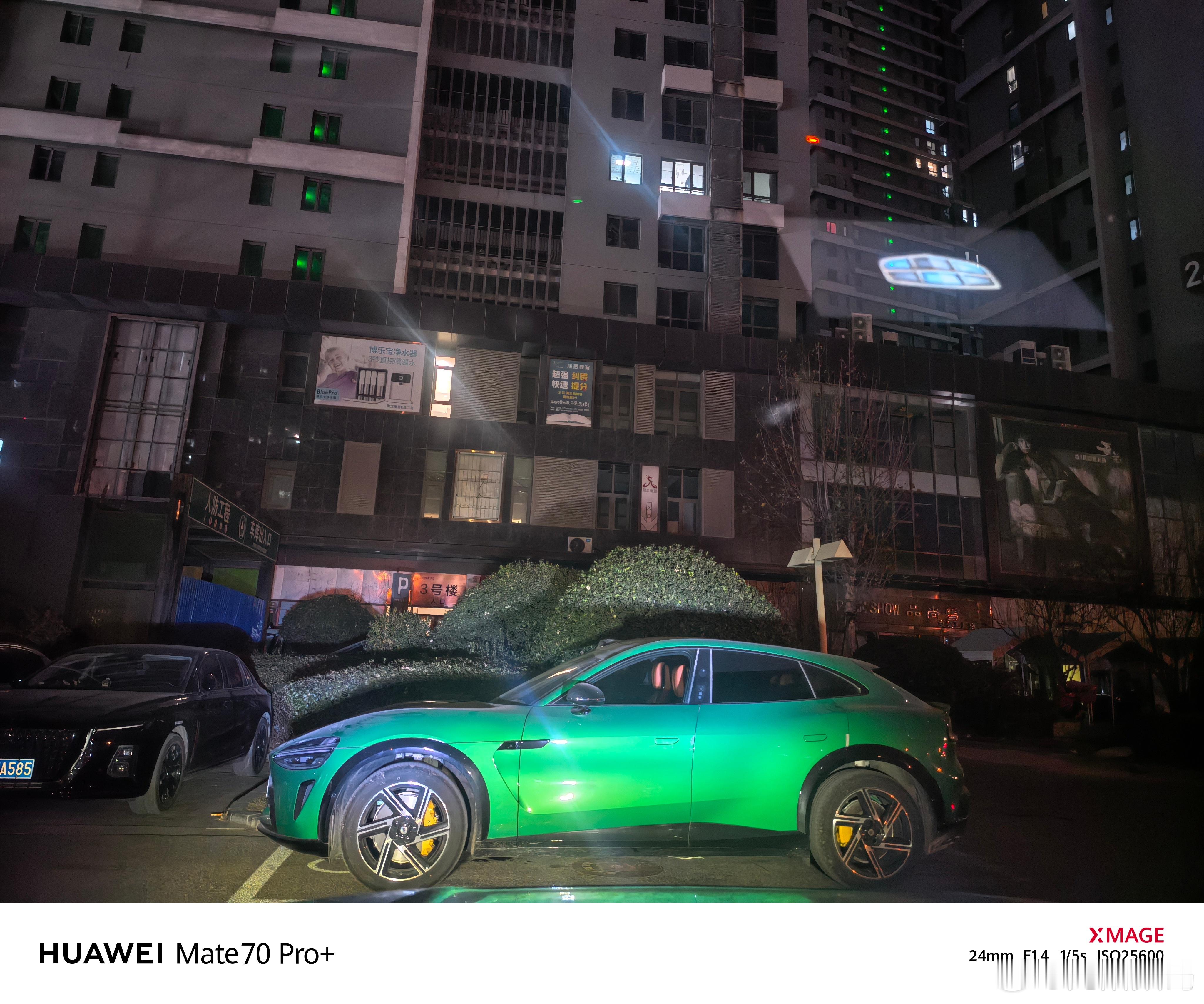 这“保时捷”车主是牛逼啊，想咋停就咋停！ 