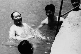 1954年，毛主席到北戴河避暑游水，恰巧碰见了一个渔夫，他把毛主席当成了普通人，
