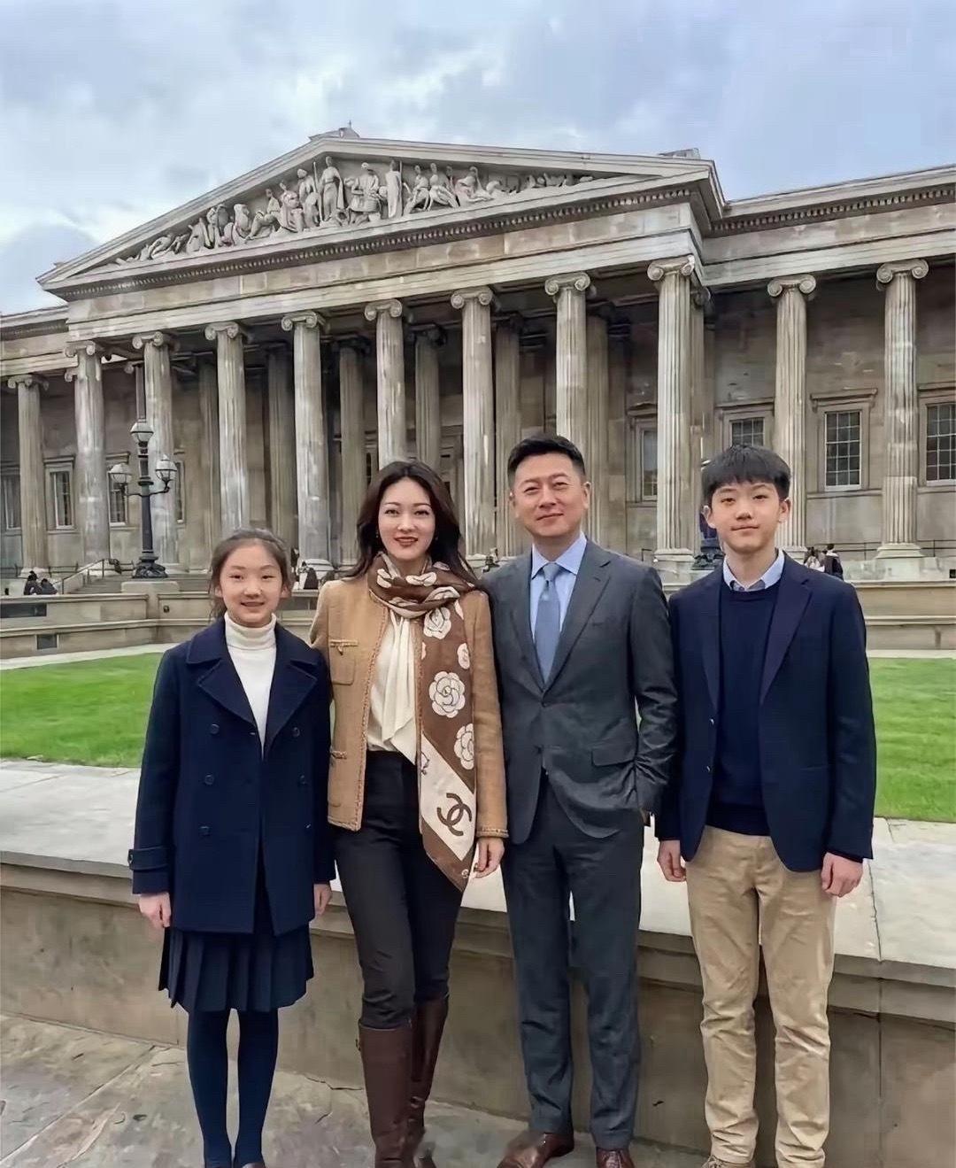 我敢说，这绝对是妥妥的富豪家庭。
 
优渥的家境写在气质里，从容淡定，举手投足自