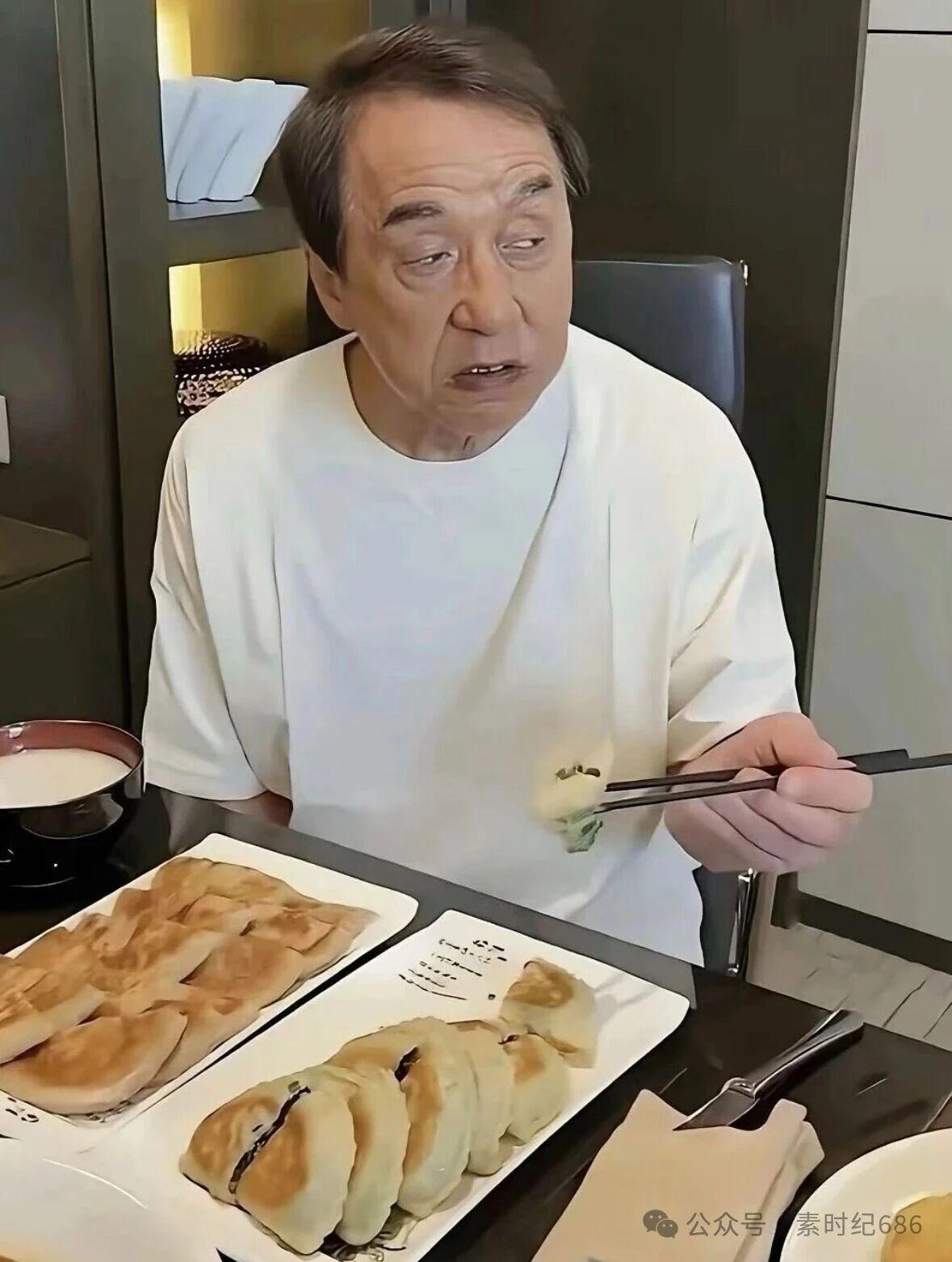 最近刷到72岁成龙的日常视频，真的瞬间被震撼到。
说实话，完全颠覆了我对“72岁