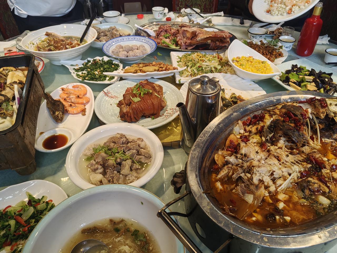 吃了一次乡镇婚宴大席，确实开眼了！

昨日，参加老同学孩子的喜宴，确实让我开了眼