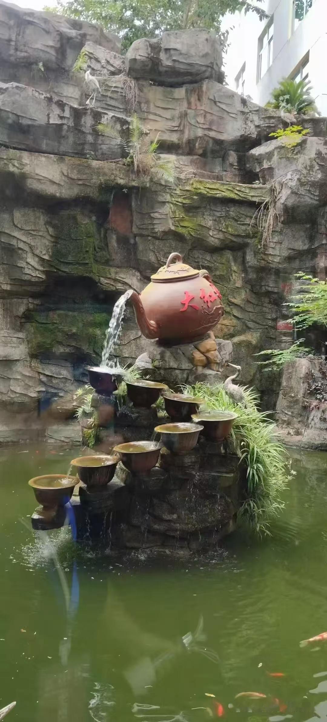 天净沙·茶水
春泉石涯流霞，
一壶茶水烹花。
脉络通滋岁华。
韵长情雅，
此般甘